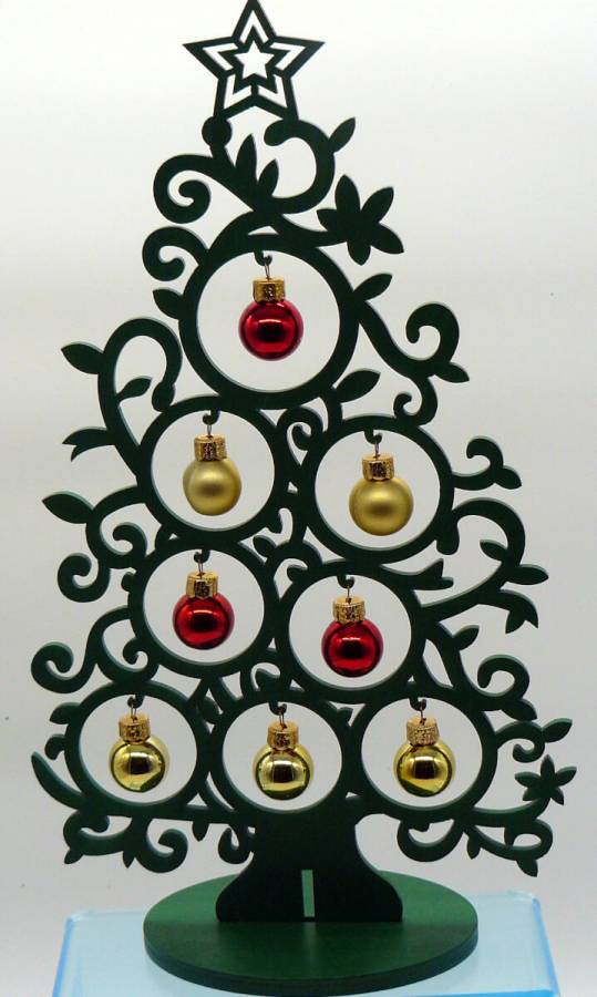 Weihnachtsbaum mit Glaskugeln grün mit roten und goldenen Kugeln